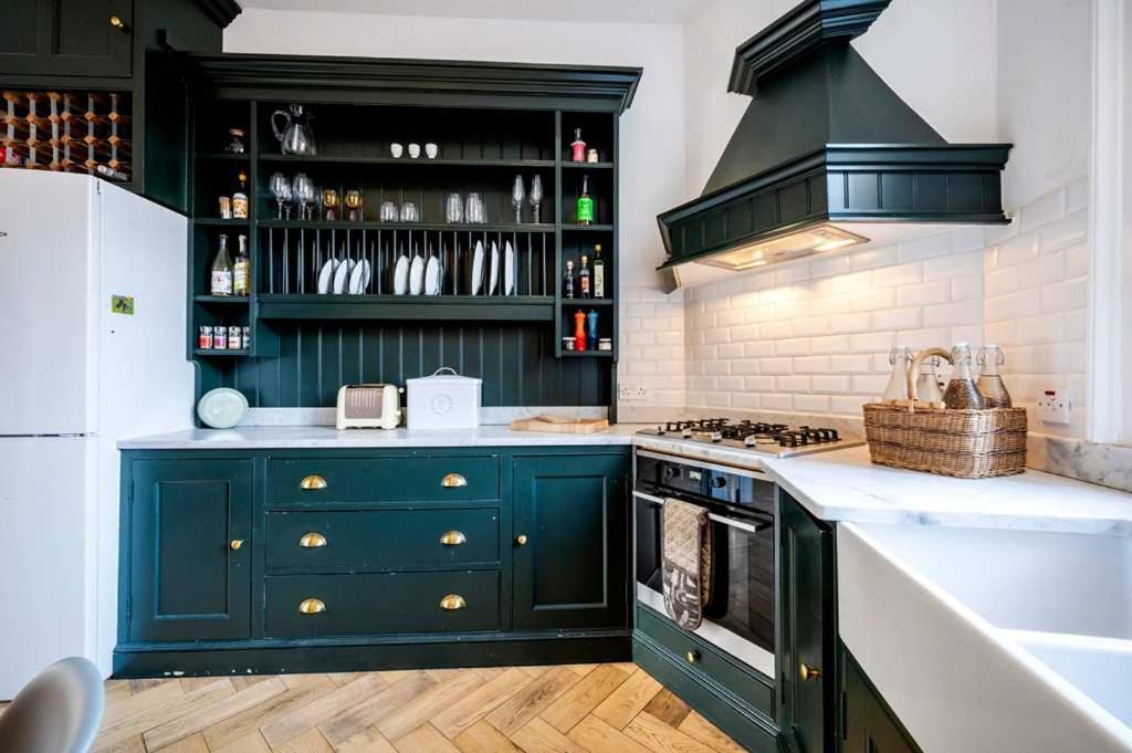 Made In Chelsea- 2 Bed By Out Of Office Lifestyle